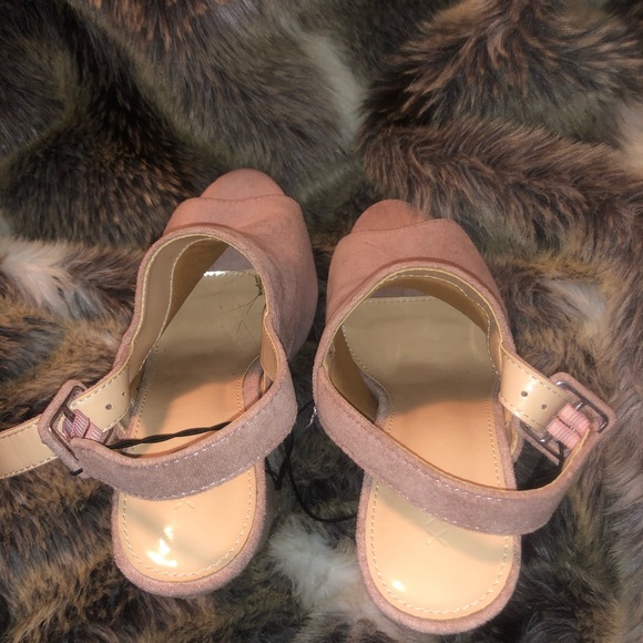 New never worn,thick, nude,velvet ankle strap heel - Picture 2 of 5